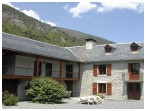 G&icirc;te Le Bastan sur l'aile gauche de la maison familiale