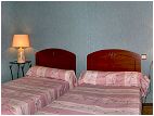 Une chambre avec 2 lits en 90