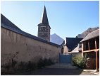 Cour ferm&eacute;e avec abri voiture