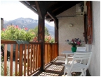 Balcon fleuri avec salon de jardin