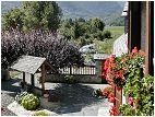Cour ferm&eacute;e avec terrasse et vue sur le fond de la vall&eacute;e
